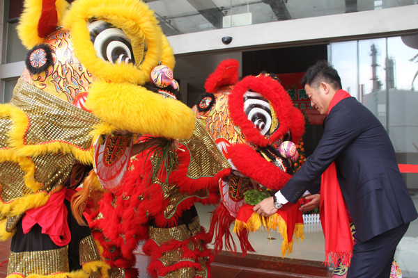 千秋偉業(yè)添錦繡 萬里鵬程展宏圖 —— 常青樹舞獅獻(xiàn)瑞賀新春，歡天喜地迎開工！